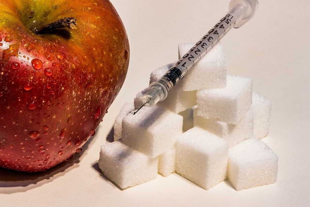 Diabetes mellitus entwickelt sich am Boden des Mangels an Insulin und einer Zunahme des Blutzucker
